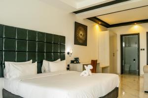 Postel nebo postele na pokoji v ubytování Avian Court Hotel