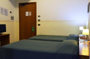 een ziekenhuiskamer met een bank en een deur bij Hotel Serena in Rieti