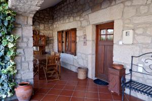 Casa de piedra con mesa y puerta de madera en Casa da Ondrinha, en Capinha 38 fotos más