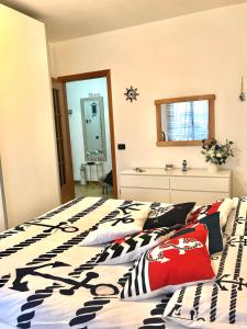 アルベンガにあるCasa vacanze Patriziaのベッドルーム(ベッド1台、鏡付)