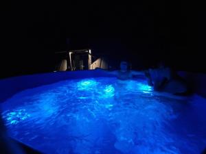 Kolam renang di atau dekat dengan Hidden Chalet