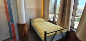 Postel nebo postele na pokoji v ubytování Bled Lesce station rooms and beds