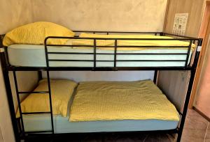 Postel nebo postele na pokoji v ubytování Bled Lesce station rooms and beds