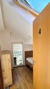 Postel nebo postele na pokoji v ubytování Bled Lesce station rooms and beds