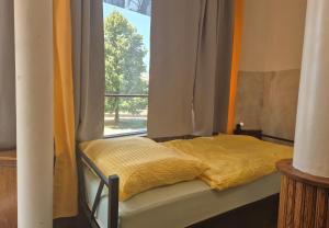 Postel nebo postele na pokoji v ubytování Bled Lesce station rooms and beds