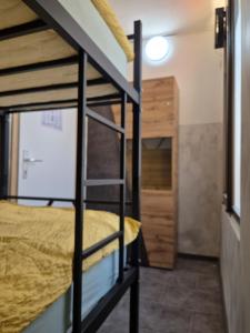 Postel nebo postele na pokoji v ubytování Bled Lesce station rooms and beds