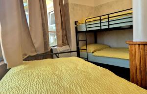 Postel nebo postele na pokoji v ubytování Bled Lesce station rooms and beds