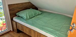Postel nebo postele na pokoji v ubytování Bled Lesce station rooms and beds