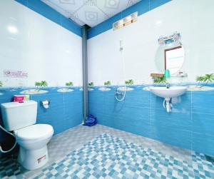 a bathroom with a toilet and a sink at Quoc Dinh Guest House in Mui Ne +46 photos