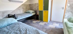 Postel nebo postele na pokoji v ubytování Bled Lesce station rooms and beds