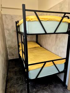 Postel nebo postele na pokoji v ubytování Bled Lesce station rooms and beds
