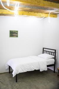 Postel nebo postele na pokoji v ubytování Kazerma e Cerenit