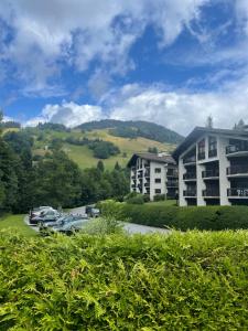 a view of a hotel with cars parked in a parking lot at Studio 1 personne Hedi 4 in Megève