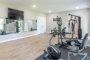 Das Fitnesscenter und/oder die Fitnesseinrichtungen in der Unterkunft Stonecrest 717, 2bd Apt I Free Parking I Pool