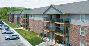 eine Luftaufnahme eines Gebäudes mit auf einem Parkplatz geparkten Autos in der Unterkunft Stonecrest 712, 2bd Apt I Free Parking I Pool in New Albany