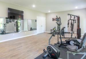 Das Fitnesscenter und/oder die Fitnesseinrichtungen in der Unterkunft Stonecrest 712, 2bd Apt I Free Parking I Pool