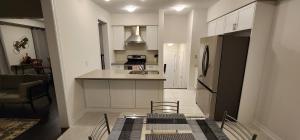 パリスにあるParisDetatchedの部屋にテーブルと椅子のあるキッチン