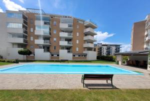 Bazén v ubytovaní Solar Golden Beach Apartments alebo v jeho blízkosti