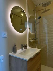 Ένα μπάνιο στο Appartement Vue mer "Petit Vent de Nordé" +55 φωτογραφίες
