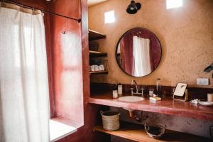 ビージャ・クーラ・ブロチェロにあるCueva de lujo con rio de montaña Casa cuevaの洗面台と鏡のあるバスルーム +35枚の写真