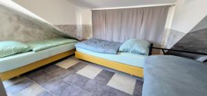 Postel nebo postele na pokoji v ubytování Bled Lesce station rooms and beds
