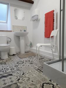 a bathroom with a sink and a tub and a toilet at Appartement Privé, Camping La Pointe in Châteaulin +34 photos