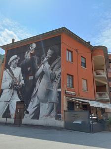 un mural de dos hombres al lado de un edificio en Appartamento Porretta Sweet Soul, en Porretta Terme