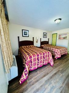 Postel nebo postele na pokoji v ubytování Bostonian Inn & Suites