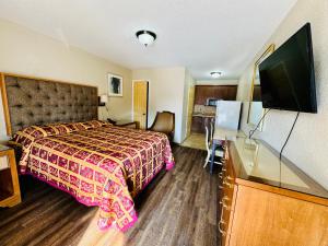 TV a/nebo společenská místnost v ubytování Bostonian Inn & Suites