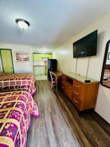 TV a/nebo společenská místnost v ubytování Bostonian Inn & Suites