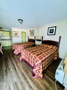 Postel nebo postele na pokoji v ubytování Bostonian Inn & Suites