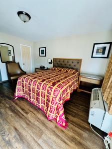 Postel nebo postele na pokoji v ubytování Bostonian Inn & Suites
