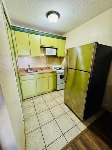 Kuchyň nebo kuchyňský kout v ubytování Bostonian Inn & Suites