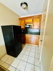 Kuchyň nebo kuchyňský kout v ubytování Bostonian Inn & Suites