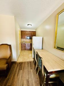 Kuchyň nebo kuchyňský kout v ubytování Bostonian Inn & Suites