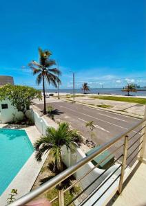 Bazén v ubytování Charming and Family With a pool and ocean view, 3 blocks from the beach, with 2 TVs and Netflix nebo v jeho okolí