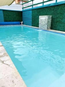 una gran piscina con agua azul en Charming and Family With a pool and ocean view, 3 blocks from the beach, with 2 TVs and Netflix, en Boca del Río