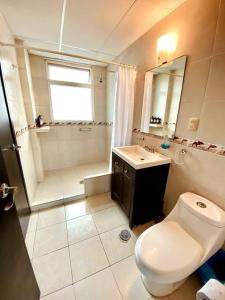 ein Badezimmer mit Toilette, Waschbecken und Dusche in der Unterkunft Charming and Family With a pool and ocean view, 3 blocks from the beach, with 2 TVs and Netflix in Boca del Río