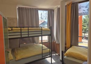 Postel nebo postele na pokoji v ubytování Bled Lesce station rooms and beds