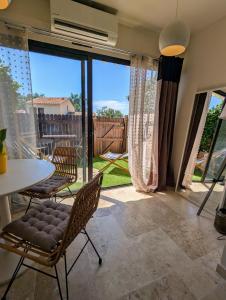 Balkón nebo terasa v ubytování Évasion au calme - Maison cosy avec piscine et tennis