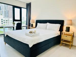 een slaapkamer met een bed met twee trouwschoenen erop bij Rhythm sukhumvit 36 two bedrooms in Bangkok