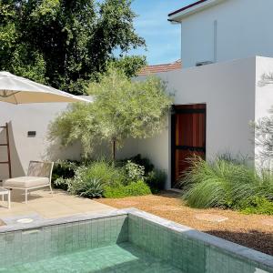 a house with a swimming pool in the yard at Breath Private Pool Villa Kohlarn in Ko Larn