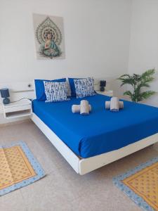 a bedroom with a bed with a blue bedspread at Paraíso da Aldeia in São Bartolomeu de Messines