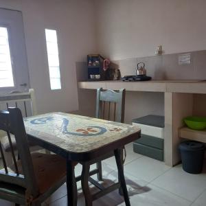 una mesa y sillas en una cocina con encimera en Verdes montañas, en Villa Nueva