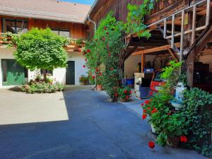 Taman di luar Loftartige Wohnung in Scheibbs mit Schwimmteich