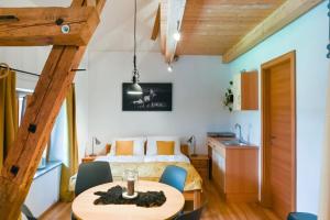 Ліжко або ліжка в номері Loftartige Wohnung in Scheibbs mit Schwimmteich