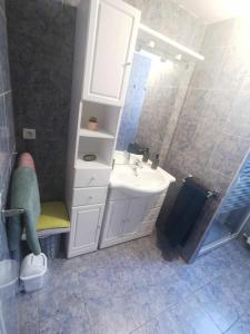 Ένα μπάνιο στο Appartement cosy avec extérieur à Bretenoux