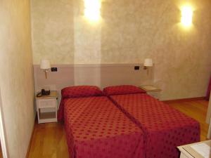 Postel nebo postele na pokoji v ubytování Dipendenza Hotel Galileo + 9 fotografií