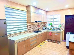 Кухня или мини-кухня в Lavender Homestay Tanjung Malim
