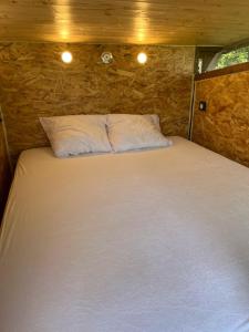 Postel nebo postele na pokoji v ubytování Les lucioles cabane chalet avec Jacuzzi privatif